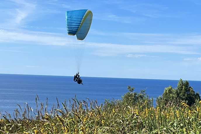 Vuelo en parapente sobre el mar en Sopelana